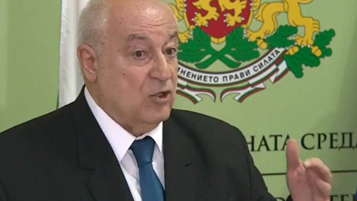 Оправдания вместо решения: „Севда ТВ“ и „джипа“ виновни на екоминистъра за заседналия кораб