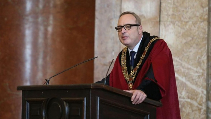 Професор по латински срещу генерал-летец. Няма да познавам кой от