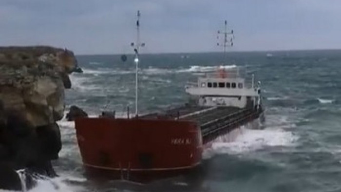 Голямо вълнение на морето разлюля опасно заседналия кораб, натоварен с