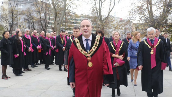 Радев, ти президент ли си или зарязано гадже, пита на