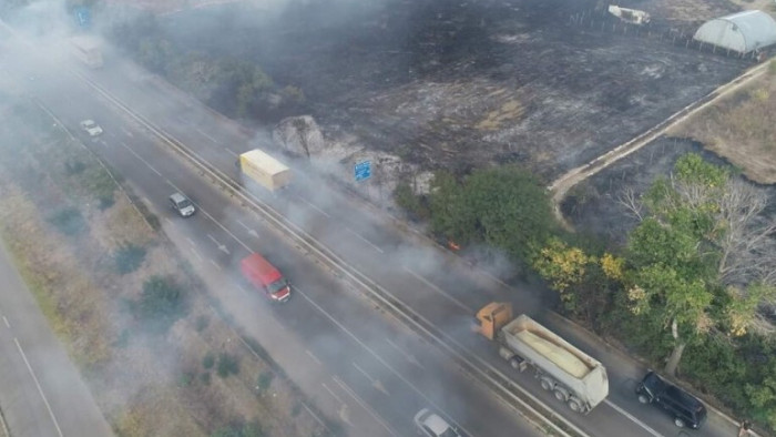 Пожар бушува в следобедните часове в района на летище Стара