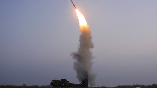 Северна Корея е изстреляла новоразработена зенитна ракета в четвъртък съобщи Ройтерс Агенцията