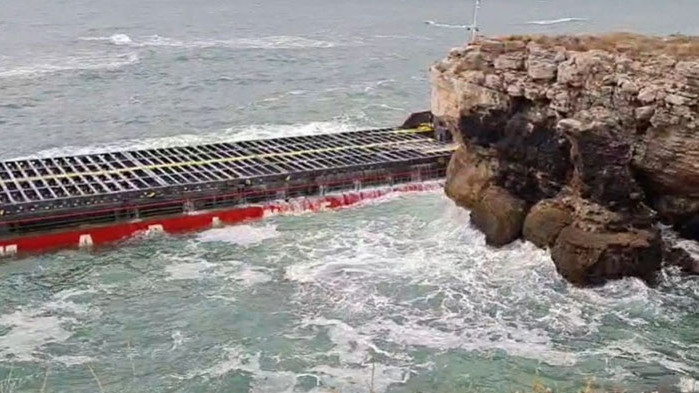 Товарът, който продължава да стои на потъващият кораб Вера Су“