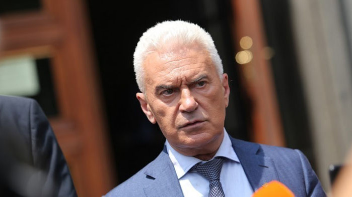 С измама Румен Радев флиртува с електората си. Той продължава