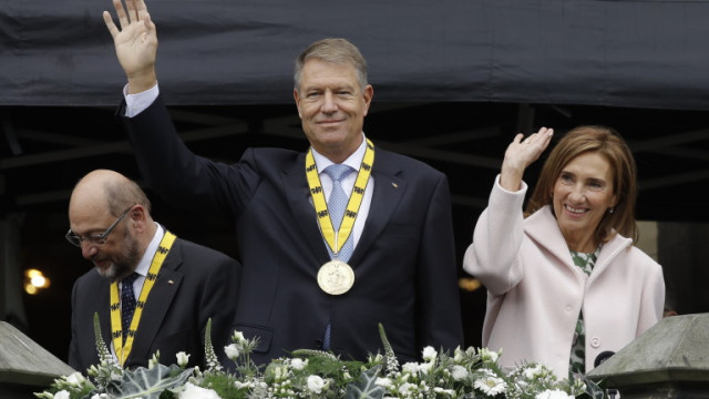 Румънският президент Клаус Йоханис получи международната награда Карл Велики  на церемония в