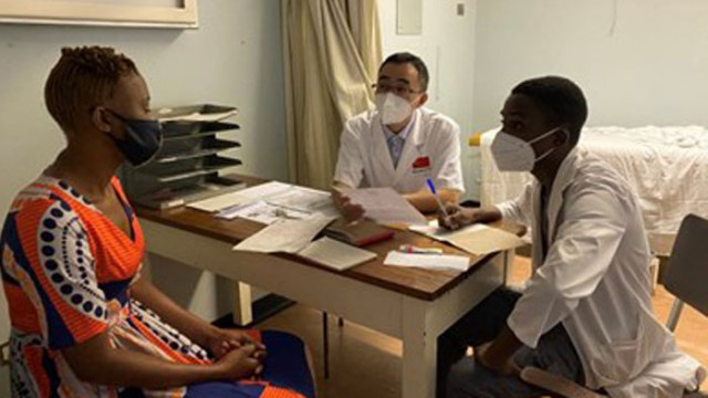 На фона на пандемията от COVID 19 китайски медици за оказване
