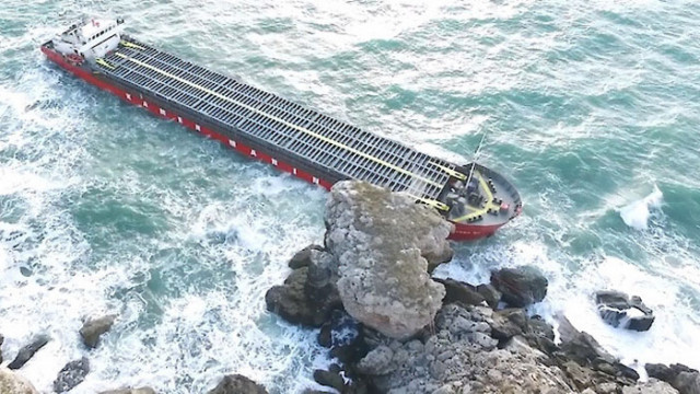 Операцията по спасяване на заседналия край Камен бряг кораб Вера