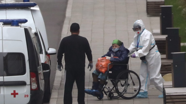 В Русия рекордните близо 900 починали от COVID-19 за денонощие