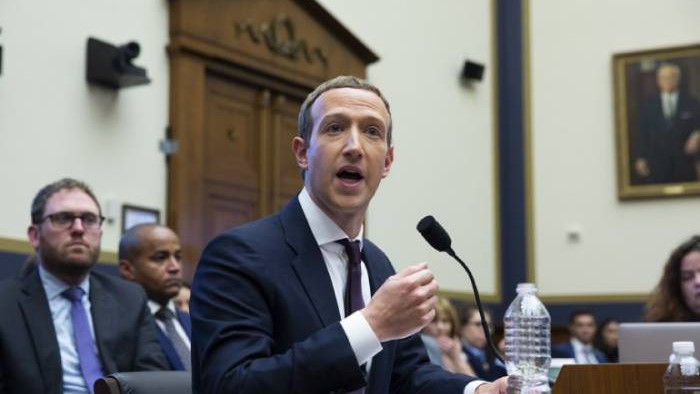 Зукърбърг се извини за срива на Facebook
