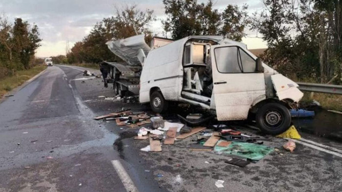 Шофьор загина, след като колата му се удари челно в