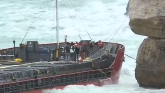 Точно в 16:40 ч. започна евакуацията на акипажа на заседналия