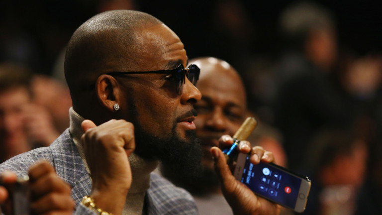 През последните години на Ар Кели му е доста напрегнато, защото