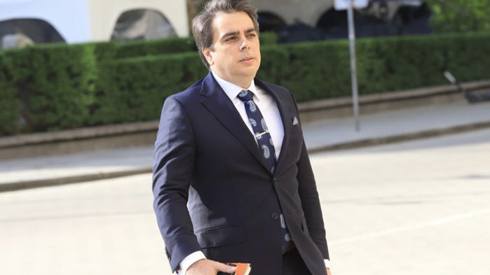 Участва и в други фирми зад граница и в България,