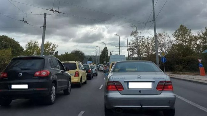 Верижна катастрофа предизвика задръстване на Аспарухов мост и централната част на Варна