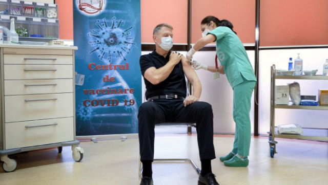 Румънският президент Клаус Йоханис се е ваксинирал с трета доза