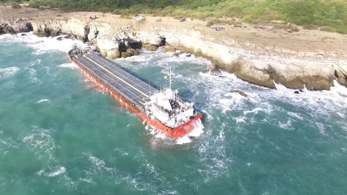 Заради лошото време корабът не може да бъде освободен от