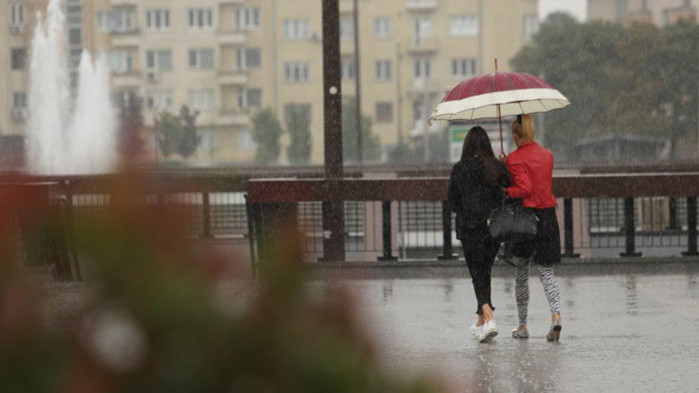 Жълт код за валежи в цялата страна, максималните температури ще с между 11° и 16°