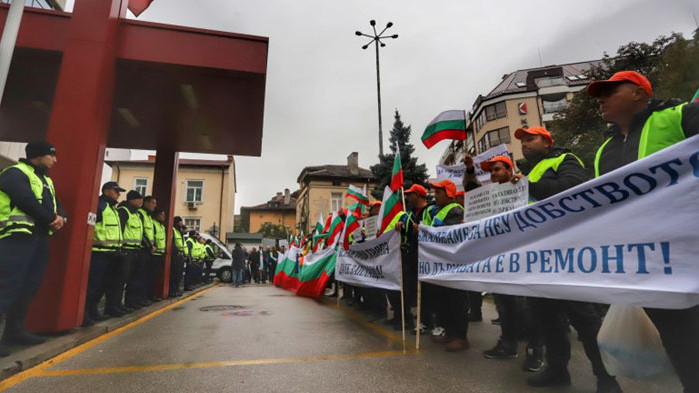 Работници от пътностроителните фирми излязоха на трети национален протест пред МРРБ