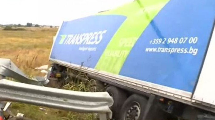 Сериозно е пострадал един от шофьорите Тежка катастрофа затруднява движението