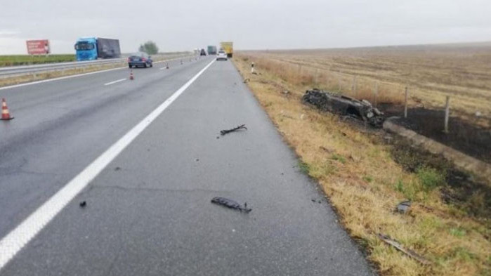 Тежка катастрофа между лек автомобил и два тира е станала