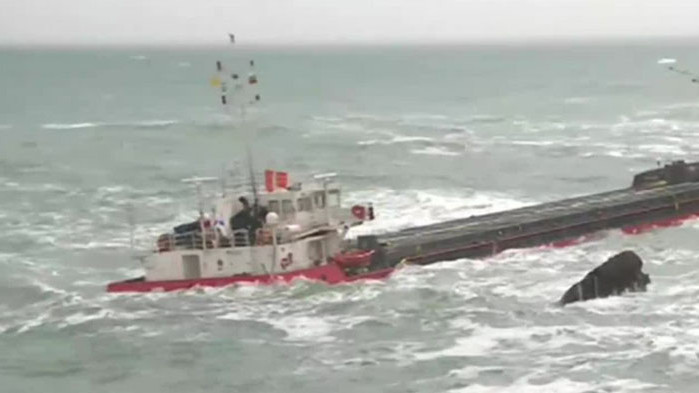 Засега въжетата на допълнителните котви издържат напора на вълните да