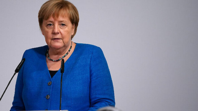 Отиващият си германски канцлер Ангела Меркел е на прощално посещение
