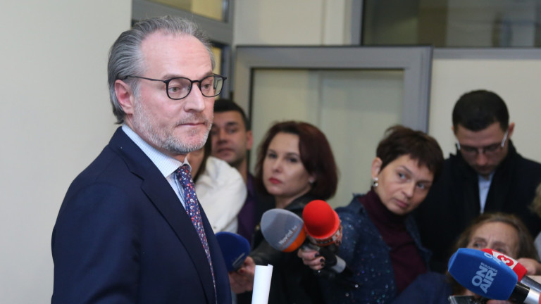 Ролята на президента е, че трябва да бъде равно отдалечен.