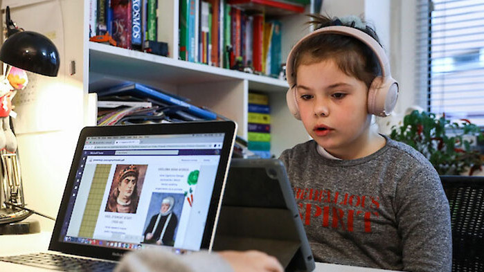 САЩ раздават лаптопи на децата в пандемията, за да ги шпионират
