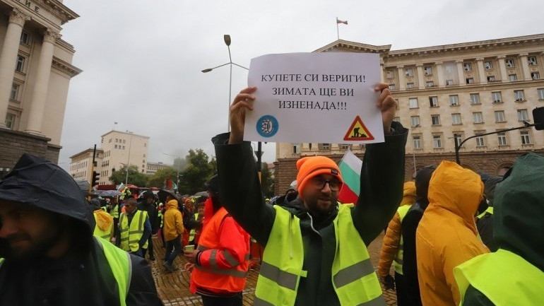 Втори пореден ден продължава протестът на пътните строители. Те се