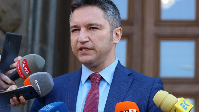 Вигенин: Отношението на Петков към Конституцията е проблематично