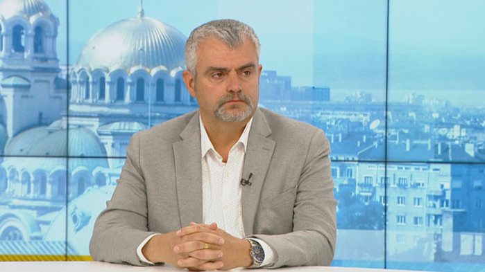 Ситуацията пред кабинетите в момента е трагична. Стълпотворения от деца,