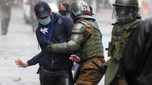 Чилийският президент Себастиан Пинера обяви извънредно положение и изпрати войски в два