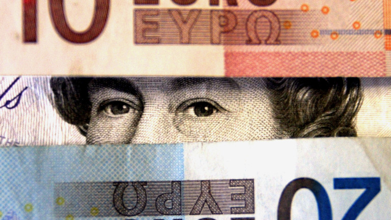 Доларът умерено поевтинява спрямо еврото и паунда