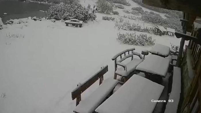 Сняг затрупа планините, очаква се и в София