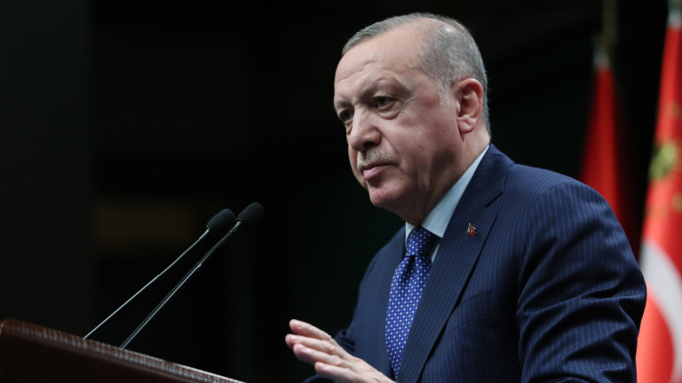 Турската лира се срина до ново рекордно дъно