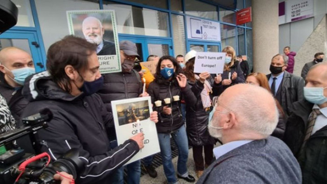 Синдикати посрещанаха Франс Тимерманс с протест