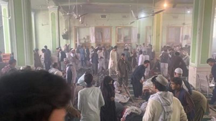 Най-малко 33 души са загинали при самоубийствения атентат в джамия в Кандахар