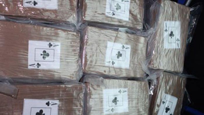 Нидерландски митнически служители са открили четири пратки кокаин с общо