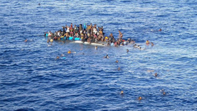 Най малко осем мигранти загинаха а 17 се водят за изчезнали