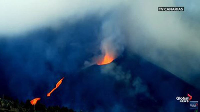 Вулканът Кумбре Виеха, който изригва вече повече от месец, успява