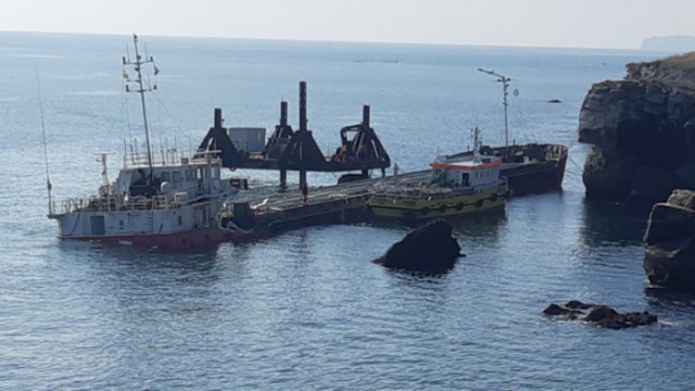 Започна разтоварването на заседналия кораб Vera Su край Камен бряг