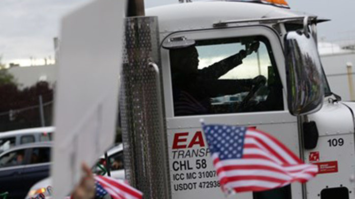 Хаос с доставките в САЩ, търсят спешно 80 000 шофьори на камиони