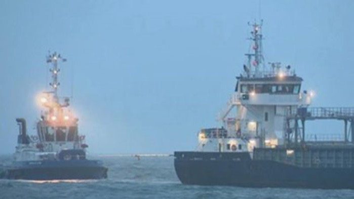 За 3 дни Дания реши проблема със заседналия кораб с тор край бреговете й