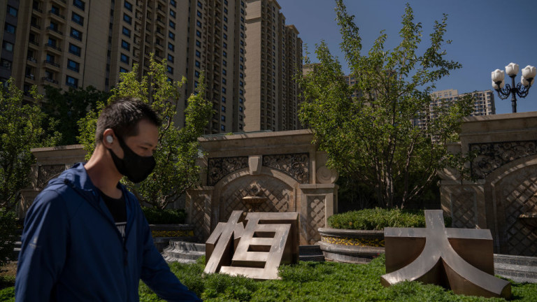 Акциите на China Evergrande, най-задлъжнелият строител в Китай, паднаха с