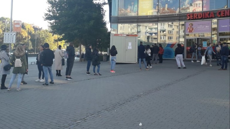 Дълга опашка се вие пред мол Сердика. Десетки столичани стоят