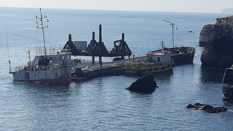 Разтоварната дейност на заседналия край Камен бряг кораб Вера Су“