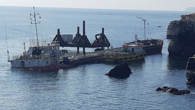 Разтоварната дейност на заседналия край Камен бряг кораб Вера Су