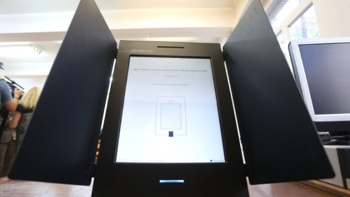 ЦИК предупреждава Янев за проблем със съхранението на машините за вота, реакция - нулева