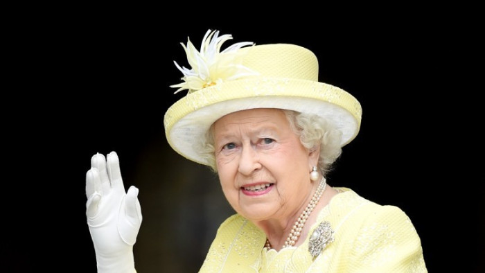 Кралица Елизабет II за ден в болница