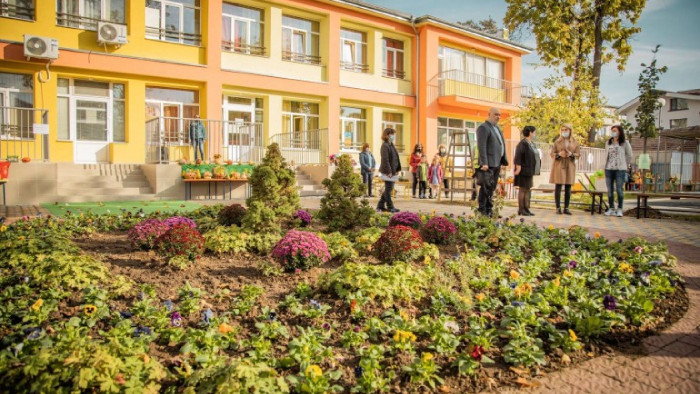 Засаждат над 600 дървета в софийските детски градини и училища тази есен